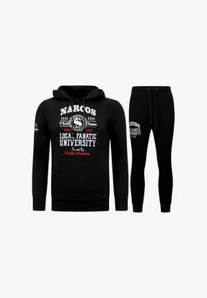 Zwart hoodie- en joggingbroekset met grafische print. De hoodie heeft een verstelbare capuchon met koord, geribbelde boorden en universiteitsthema-tekst; zacht en comfortabel materiaal.