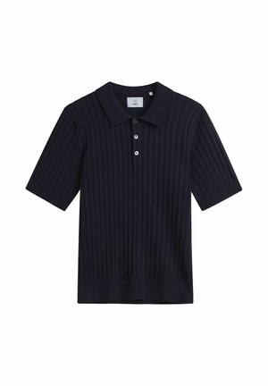 Granatowy polo z krótkim rękawem, z pionowym prążkowaniem, trzema guzikami przy kołnierzyku i prostym dołem.