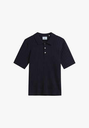 Granatowy polo z krótkim rękawem, z pionowym prążkowaniem, trzema guzikami przy kołnierzyku i prostym dołem.