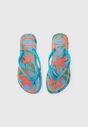 Flip-flops albastre cu un model colorat de stea de mare și frunze pe talpă, având bretele albastre și un călcâi texturat.