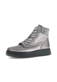 Metalen grijze enkellaarzen met een gestructureerde zwarte zool, voorzien van vetersluiting en een donzige grijze kraag. Glad leren lichaam met stikseldetails.