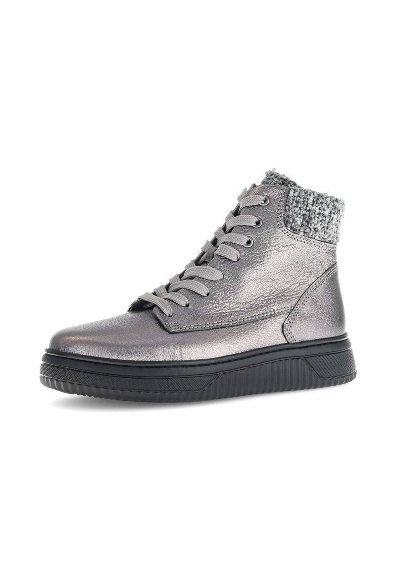 Metalen grijze enkellaarzen met een gestructureerde zwarte zool, voorzien van vetersluiting en een donzige grijze kraag. Glad leren lichaam met stikseldetails.