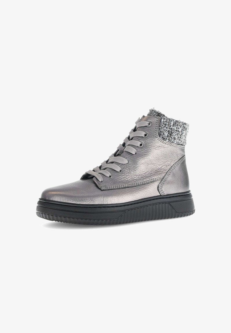 Metalen grijze enkellaarzen met een gestructureerde zwarte zool, voorzien van vetersluiting en een donzige grijze kraag. Glad leren lichaam met stikseldetails.