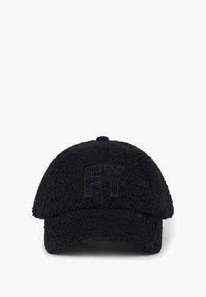 Casquette noire texturée avec une surface fuzzy et un logo "FY" brodé à l'avant. Elle est dotée d'une visière courbée et d'une sangle ajustable à l'arrière.