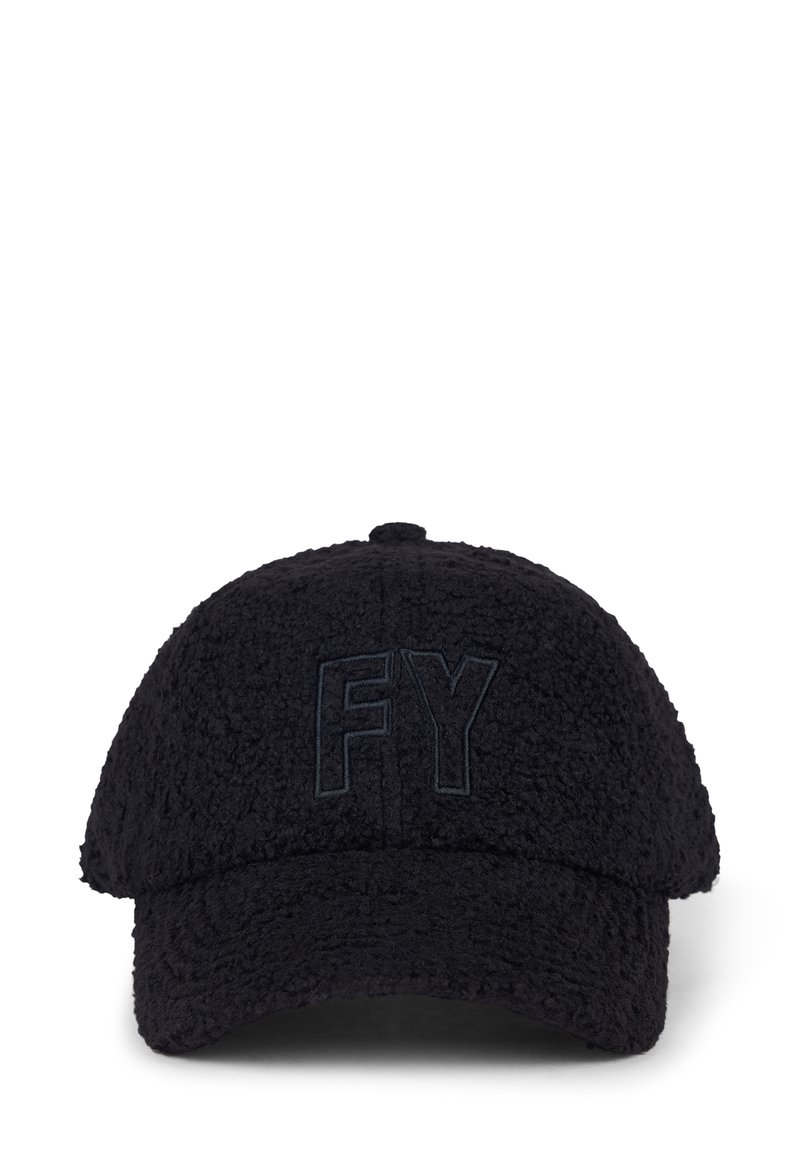 Cappello nero con una texture morbida e una superficie pelosa, con il logo ricamato "FY" sulla parte anteriore. Presenta un visiera curvata e una cintura regolabile sul retro.