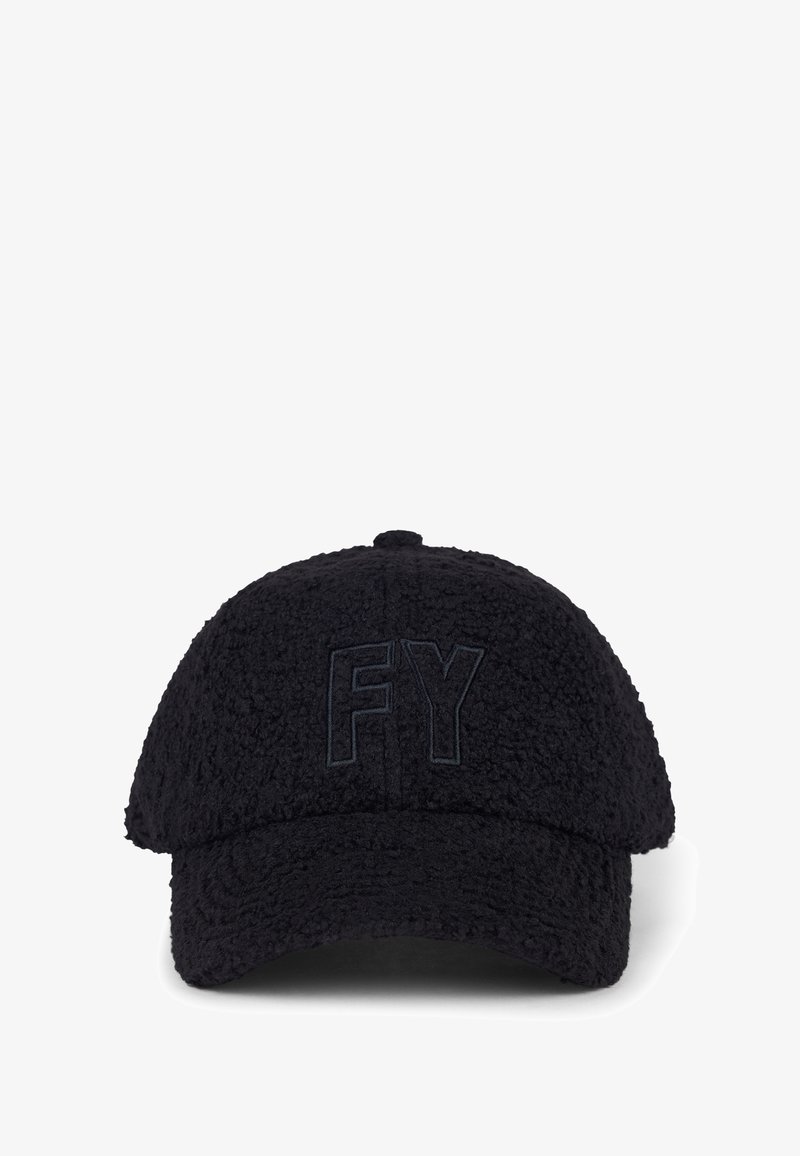 Cappello nero con una texture morbida e una superficie pelosa, con il logo ricamato "FY" sulla parte anteriore. Presenta un visiera curvata e una cintura regolabile sul retro.
