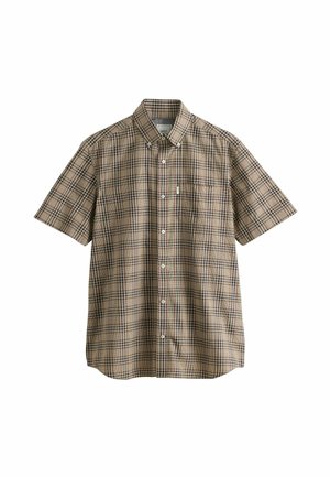 Košeľa s krátkym rukávom s károvaným vzorom v béžovej, hnedej a tmavozelenej farbe. Golier na gombíky, predná vrecko a čisté spracovanie s kontrastnými gombíkmi.