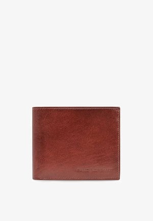 Brązowy skórzany portfel składany o gładkiej teksturze, z minimalnym przeszyciem i wytłoczonym logo z przodu. Kompaktowy kształt prostokątny.