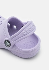 Crocs CLASSIC UNISEX - Badsandal - lavender