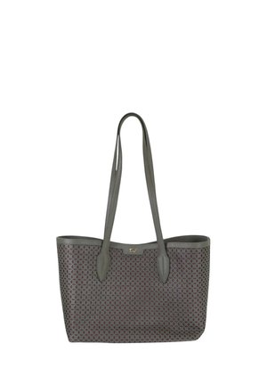 Borsa tote grigia con motivo a diamante traforato e doppia tracolla, con un piccolo logo dorato a forma di animale sul davanti.