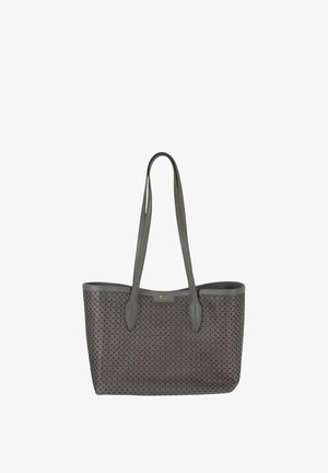 Borsa tote grigia con motivo a diamante traforato e doppia tracolla, con un piccolo logo dorato a forma di animale sul davanti.