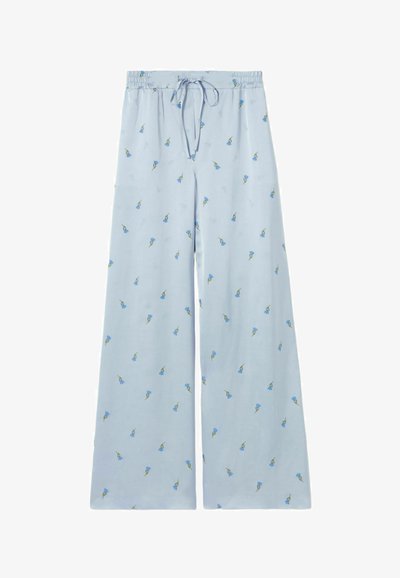 Pantaloni a gamba larga azzurri realizzati in tessuto morbido, con vita regolabile con coulisse e motivi floreali sparsi in blu e verde.