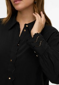 Vero Moda Curve Overhemdblouse - black