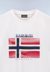 Camiseta de algodón blanca con un gráfico de la bandera noruega en rojo, azul y crema, con el texto "NAPAPIJRI" y "geographic" debajo.