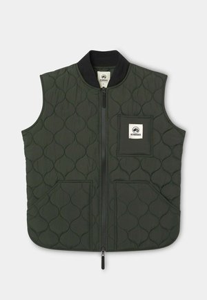 Chaleco verde acolchado con cuello de canalé negro, cierre frontal con cremallera y dos bolsillos grandes. Incluye un pequeño parche con logo en el pecho.