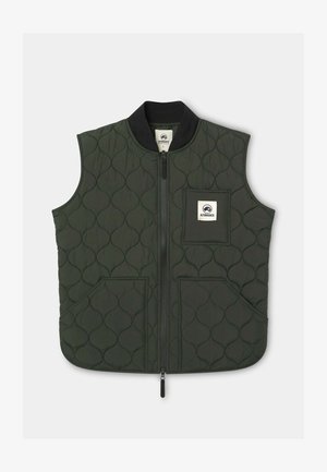 Chaleco verde acolchado con cuello de canalé negro, cierre frontal con cremallera y dos bolsillos grandes. Incluye un pequeño parche con logo en el pecho.