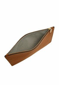 Hnědá kožená taška s hladkým povrchem, zlatým zipem a podšívkou uvnitř, která má jemný vzor. Otevřená, odhalující prostorný design.