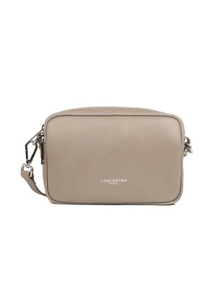 Borsa a tracolla in pelle beige con forma rettangolare, hardware in argento, chiusura con zip e logo "Lancaster Paris" in rilievo sul davanti.