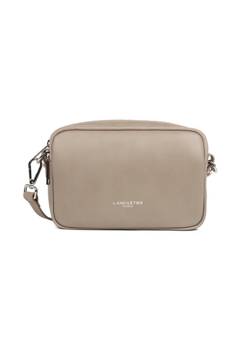 Borsa a tracolla in pelle beige con forma rettangolare, hardware in argento, chiusura con zip e logo "Lancaster Paris" in rilievo sul davanti.