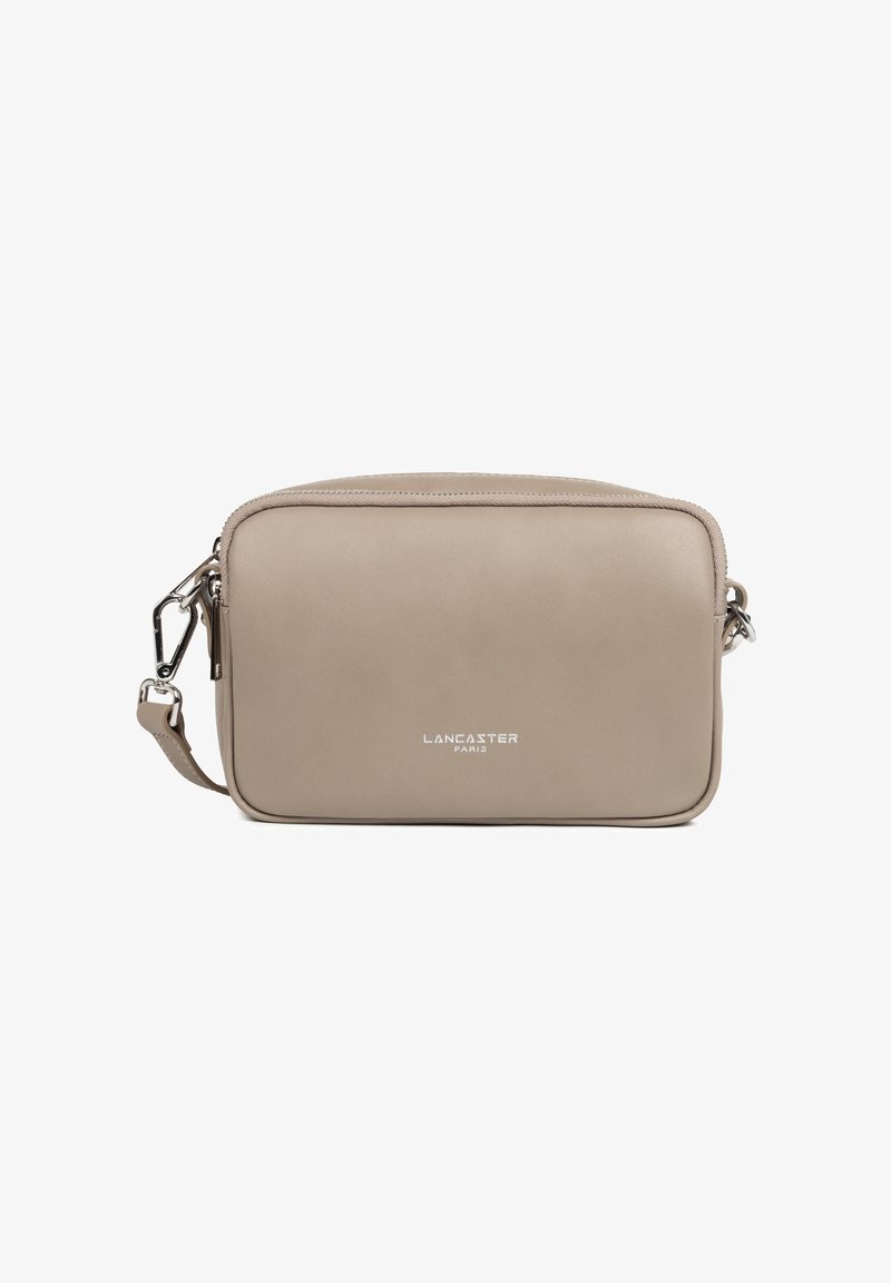 Borsa a tracolla in pelle beige con forma rettangolare, hardware in argento, chiusura con zip e logo "Lancaster Paris" in rilievo sul davanti.