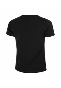 Camiseta negra de manga corta hecha de algodón suave. Presenta un cuello redondo y un diseño simple y liso, sin ningún patrón ni acentos.