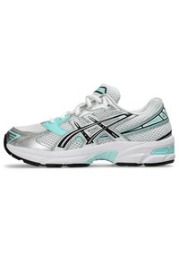 Chaussure de course pour homme en mesh blanc avec des accents vert menthe. Elle présente des rayures noires et un embout en métal argenté. Semelle rembourrée avec crampons en caoutchouc noir.