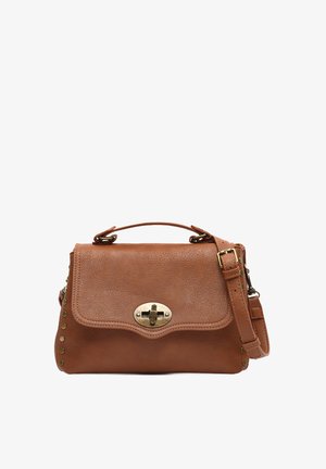 Braune Ledertasche mit strukturierter Oberfläche, goldfarbener Hardware und Druckknopfverschluss. Mit dekorativen Nieten an der Seite und einem abnehmbaren Trageriemen.