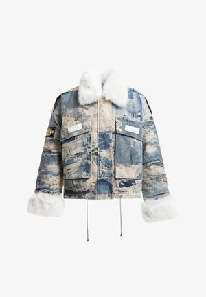 Chaqueta de mezclilla con efecto de lavado a la lejía, grandes bolsillos frontales, cuello y puños de piel sintética blanca, parche en la manga izquierda y cordones en el dobladillo.