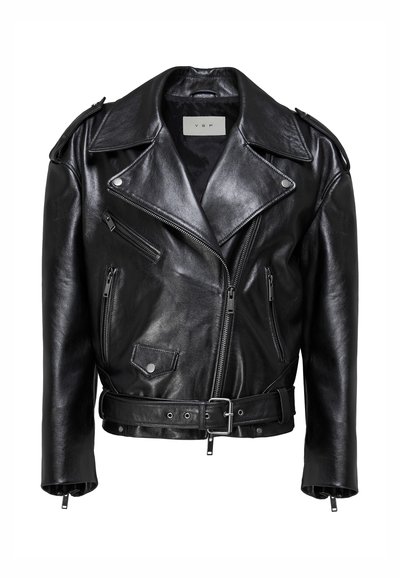 Crna kožna motoristička jakna s asimetričnim patentnim zatvaračem, tri džepa na patent, džepom s preklopom na gumb, naramenicama i podesivim remenom.
