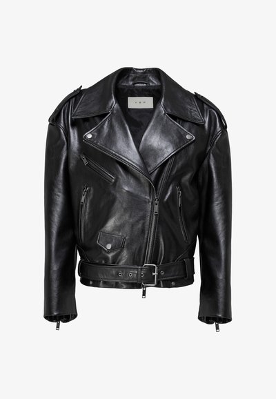 Crna kožna motoristička jakna s asimetričnim patentnim zatvaračem, tri džepa na patent, džepom s preklopom na gumb, naramenicama i podesivim remenom.