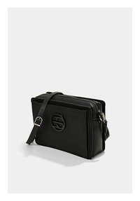 Borsa a tracolla rettangolare nera in pelle con tracolla regolabile, tasca frontale e logo rotondo in rilievo sul pannello anteriore.