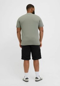Grå kortærmet T-shirt med rund halsudskæring, parret med sorte cargo-shorts. Sættet har et afslappet design og blødt stof.