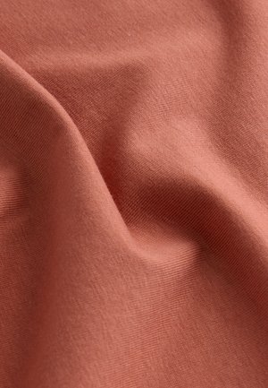 Terracotta bomuldsstof, glat tekstur, medium vægt, med et let ribmønster og synlige vævedetaljer, falder blødt.