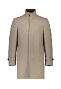 Abrigo de lana beige para hombre con cuello alto, botones frontales ocultos, bolsillos laterales y detalles de correas abotonadas en las mangas.