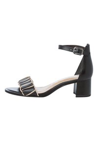 Sandal con tacco alto nero, dotato di un tacco a blocco e di un cinturino sottile alla caviglia. Presenta una tomaia liscia e un design plissettato in un colore più chiaro sulla banda della punta.