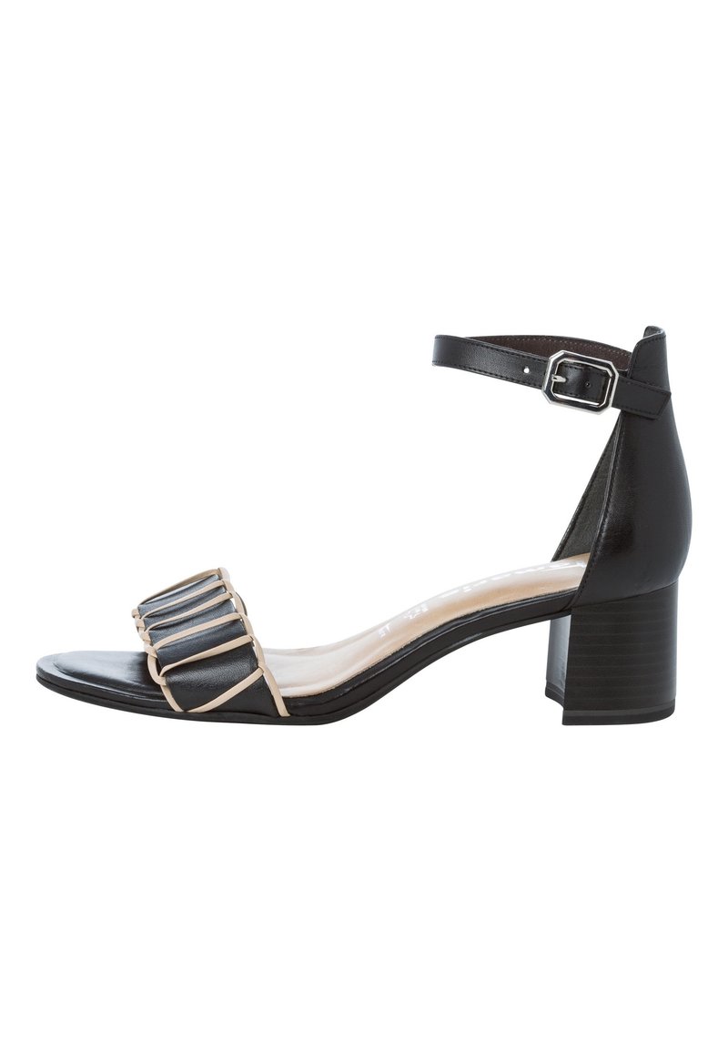 Sandal con tacco alto nero, dotato di un tacco a blocco e di un cinturino sottile alla caviglia. Presenta una tomaia liscia e un design plissettato in un colore più chiaro sulla banda della punta.