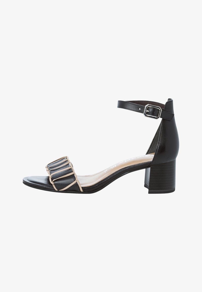 Sandal con tacco alto nero, dotato di un tacco a blocco e di un cinturino sottile alla caviglia. Presenta una tomaia liscia e un design plissettato in un colore più chiaro sulla banda della punta.