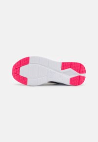 Zwarte sport schoen zool met een witte basis en felroze accenten. Heeft een gestructureerd grippatroon en een verstevigd hielgedeelte.