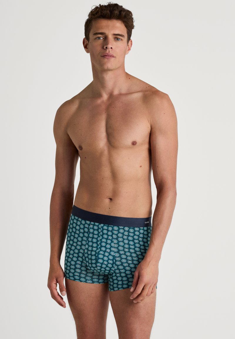 Heren blauwe boxershorts met een spiraalpatroon, elastische tailleband, gemiddelde beenlengte en een aansluitend ontwerp. Gemaakt van een gladde, rekbare stof.