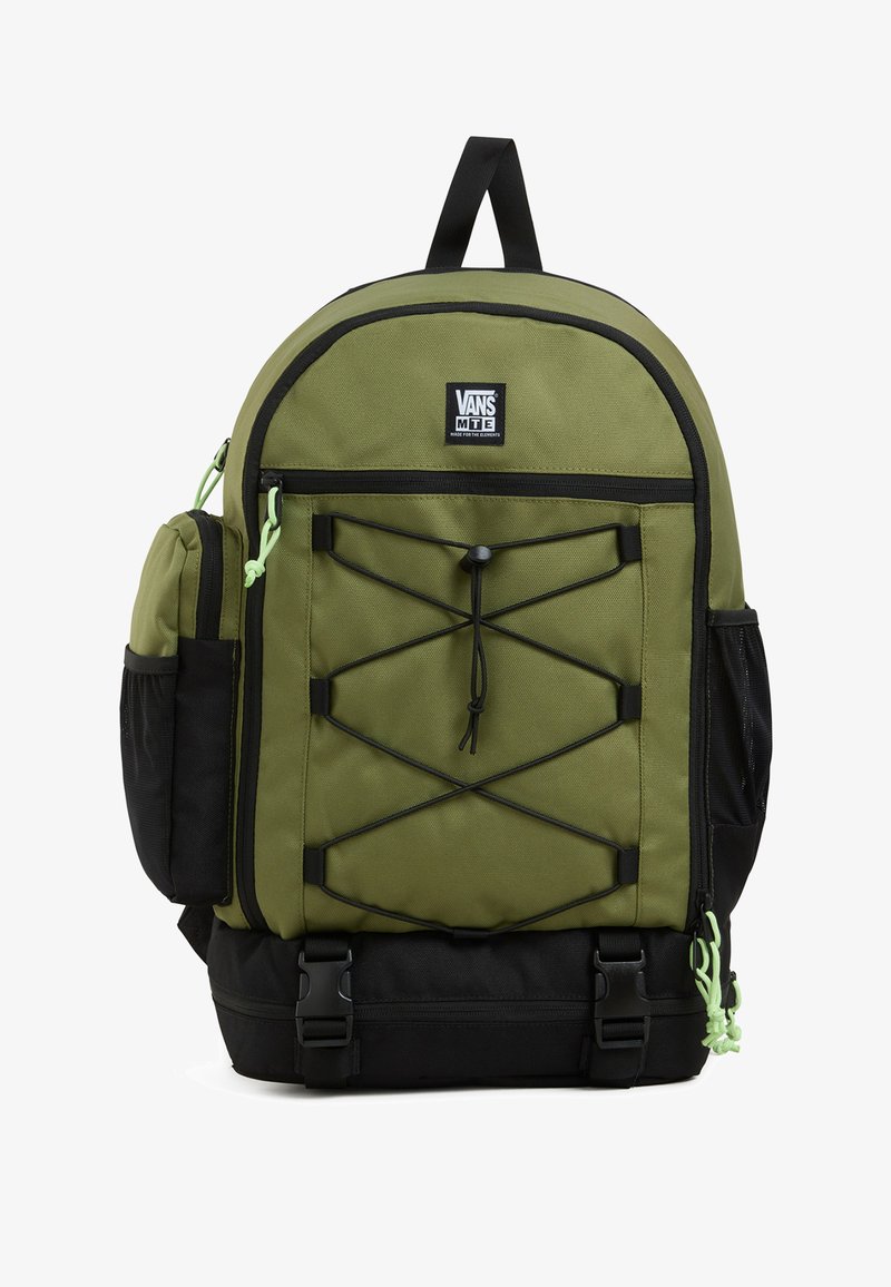 La mochila verde y negra cuenta con un exterior duradero, detalles de cuerda elástica, un bolsillo de malla lateral y correas ajustables para mayor comodidad.