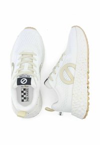 Sneaker bianchi in mesh con un upper testurizzato, accenti cremosi, un logo prominente di lato e una suola maculata. Design con lacci.