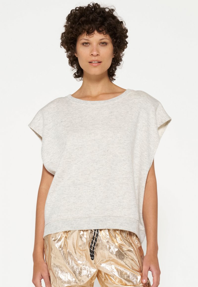 Felpa corta grigia chiara a maniche corte in un materiale morbido con una vestibilità rilassata. Presenta un collo rotondo e un design semplice e pulito.