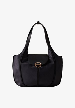 Borsa nera texturizzata con patta liscia nera e dettaglio in metallo dorato circolare, dotata di doppi manici a tracolla e design spazioso.