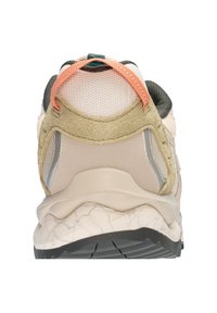 Sneaker beige con suola in gomma testurizzata, tomaia in mesh leggero e morbidi dettagli in suede. Include un tassello arancione sul tallone e dettagli grigi.