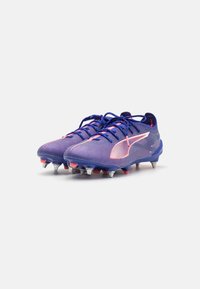 Scarpe da calcio viola e rosa con una parte superiore testurizzata, lacci in contrasto e molteplici tacchetti per la trazione. Design leggero con un profilo snello.