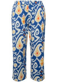 Pantalons courts bleus avec un motif floral et en tourbillon détaillé en blanc, jaune et orange. Taille élastique pour le confort.