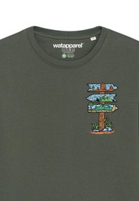 Olijfgroene katoenen t-shirt met een kleurrafische afbeelding van een houten wegwijzer met natuurtaferelen en richtingspijlen op de borst.