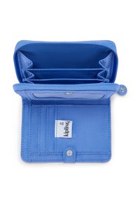 Sininen kangaskotelo, jossa on useita korttipaikkoja, kirkas henkilökortti-ikkuna ja napitus. Sisäpuolella on logotunnus. Luistamaton pinta ja yksinkertainen muotoilu.