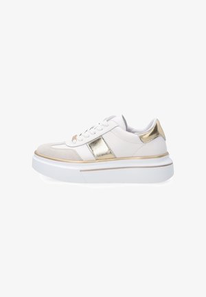 Hvid lavt sneakersko med gyldne metalliske detaljer, beige ruskindstodhætte, tyk hvid sål og hvide snørebånd, vist fra siden på en hvid baggrund.