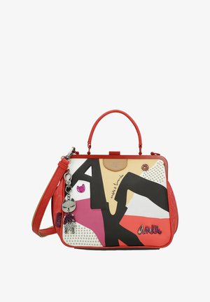 Rote Handtasche mit abstrakten Formen in Pink, Weiß und Schwarz. Verfügt über eine strukturierte Oberfläche, einen Katzenanhänger und grafische Akzente. Abnehmbarer Riemen inklusive.